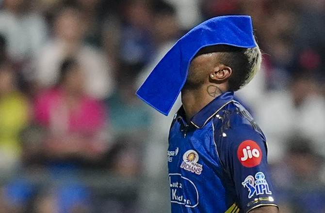 سست اوور ریٹ: ممبئی انڈینز کے کپتان ہاردک پانڈیا پر ۱۲؍ لاکھ روپے جرمانہ