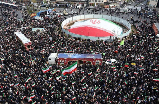 ہم اپنے آخری دم تک مزاحمت کریں گے: بحریہ کمانڈر تنگسیری کے جنازے میں ایرانیوں کا عہد