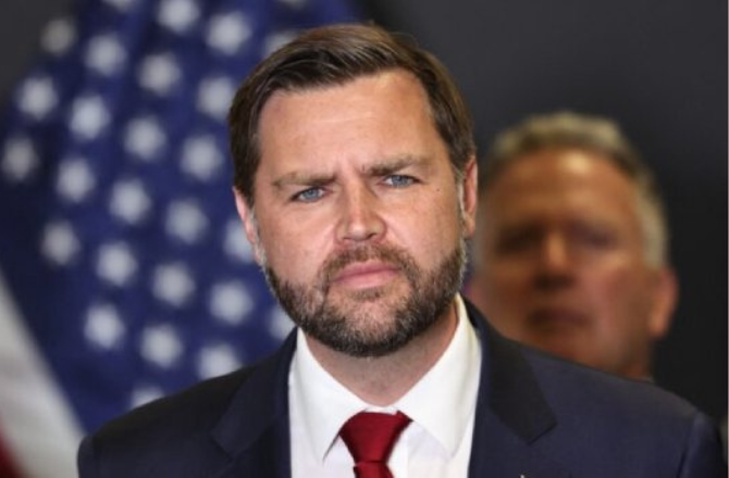 غزہ نسل کشی پر جےڈی وینس کو مظاہرین نےگھیرا، وینس نے غزہ کےانسانی بحران کا ذمہ دار بائیڈن کو ٹھہرایا