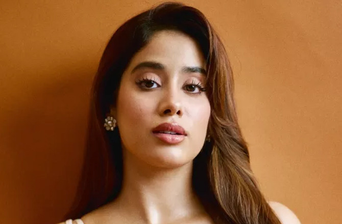 جھانوی  کپور فوٹوگرافرس پر برہم، کہا : آپ کو حد سے باہر نہیں جانا چاہئے