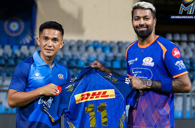 ہاردک پانڈیا نے سنیل چھیتری کو ایم آئی کی جرسی تحفے میں دی  