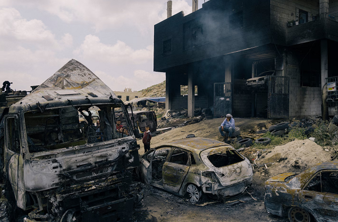 غیرقانونی آبادکاروں کا مغربی کنارے میں حملہ، ۱۰؍فلسطینی زخمی، کئی گھر نذر آتش