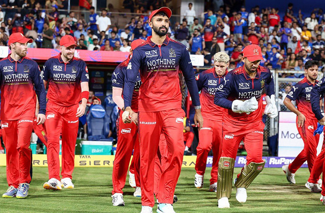 آر سی بی کی جارحانہ بیٹنگ اور ایل ایس جی کی غیر مستحکم کارکردگی آمنے سامنے