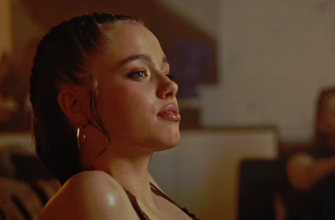 انجلینا جولی کی بیٹی شائیلو نے کے پاپ گلوکارہ ڈایونگ کے میوزک ویڈیو میں کیمیو ادا کیا