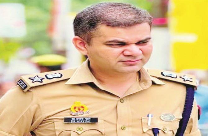 الیکشن کمیشن کے تعینات کردہ آئی پی ایس افسر   پر گھروں میں گھس کر  ووٹرس کو دھمکیاں دینے کا الزام