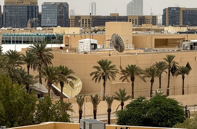 ہرمز میں اسرائیلی جہاز پر نشانہ، ایران نے انسانی امداد کے جہاز کو گزرنے دیا