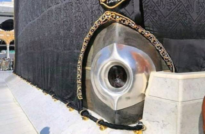 فتاوے: حجر اسود کا بوسہ، دونوں طرف سے نفع، قرض کے بدلے نفع، شراب نوش دکاندار