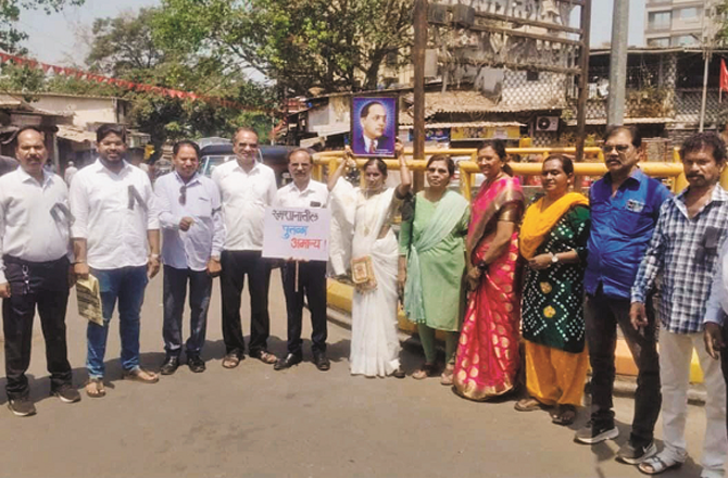 شمشان بھومی سے بابا صاحب امبیڈکر کے مجسمہ کی منتقلی کا مطالبہ