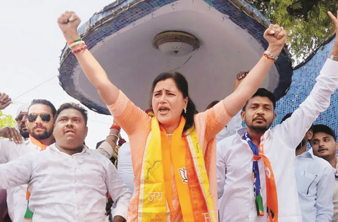 پیارے خان کے بیان پر نونیت رانا بھڑک اٹھیں، اشتعال انگیز الزامات