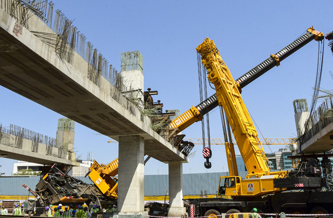 بی کے سی میں میٹرو کام کے دوران کرین گرنے سے خوف و ہراس