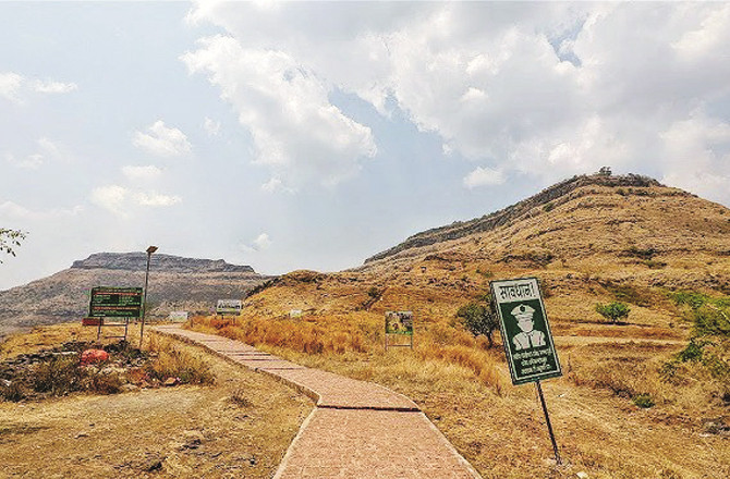 چندن قلعہ:ستارا میں ٹریکنگ اور تاریخ کیلئے چھپا ہوا خزانہ