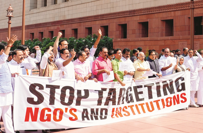 اپوزیشن کے شدید احتجاج کے بعد غیر ملکی عطیات بل موخر 