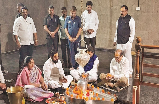 ایکناتھ شندے نے ۱۷؍ بار کھرات سے فون پر بات کی ہے 