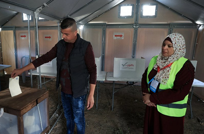 غزہ اور مغربی کنارے میں بلدیاتی انتخابات، مایوسی کے باوجود فلسطینی ووٹ دینے نکلے