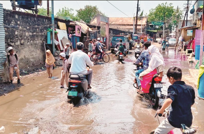 دھولیہ کے اجمیرا نگر میں راہ گیر سڑک پر پھیلے گندے پانی سے پریشان