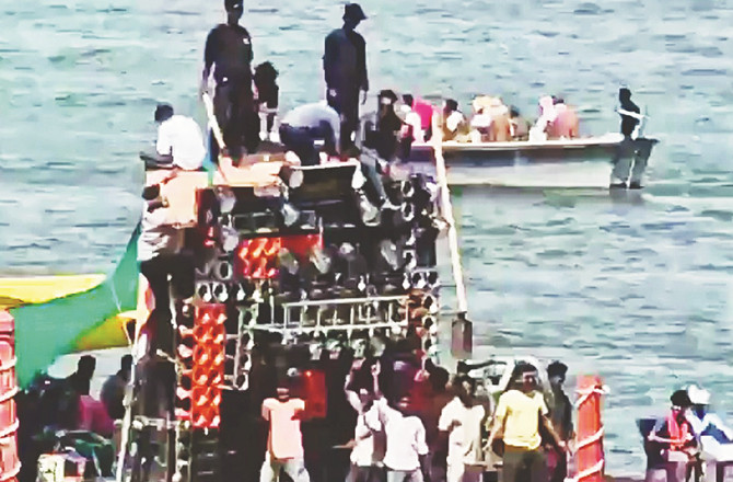 بنارس:گنگا ندی میں ایک کشتی پر ’بیئر پارٹی‘ کے معاملے کاانکشاف