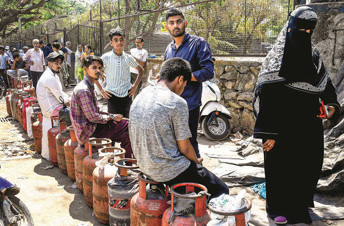 اس بار بیشتر اخبارات نے اسرائیلی جارحیت، خواتین ریزرویشن اور مودی کو موضوع بنایا