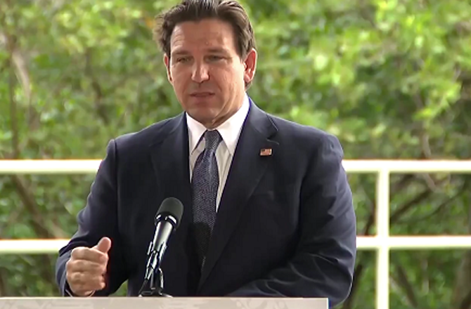 فلوریڈا کے گورنر کے کسی بھی گروپ کو ’’دہشت گرد‘‘ قرار دینے کے قانون پر دستخط