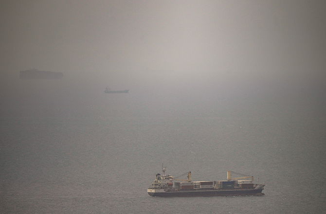 امریکہ ایران کشیدگی سے ہرمز میں جہازوں کیلئے سنگین خطرہ