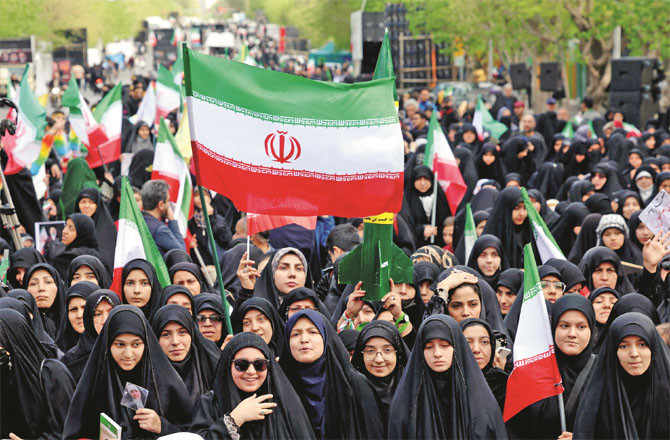 میناب اسکول کی شہید طالبات کو اہلِ ایران نے نم آنکھوں سے خراج عقیدت پیش کیا 