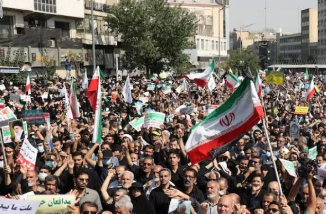 ’’ میزائل گرے تو لوگ دور بھاگتے ہیں، ایرانی عوام میزائل کی طرف دوڑتے ہیں‘‘