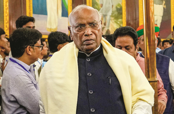 خصوصی اجلاس کے وقت اور  انعقاد کے طریقہ کار پر اپوزیشن کی تنقید