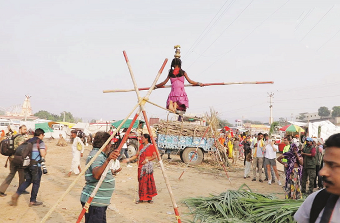 افسانہ: تو پھر یہ تماشہ کیا ہے؟