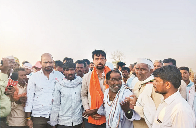 ہنگولی میں مضحکہ خیز مگر دردناک واقعہ، کسان کی خود کشی، مقامی باشندوں کا احتجاج