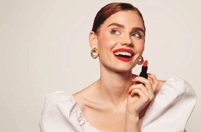 لپ اسٹک دیر تک قائم رہے، اِن باتوں پر عمل کریں