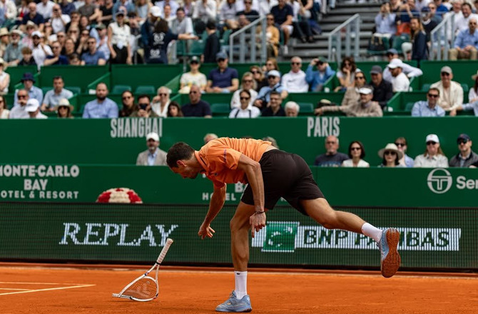 میدویدیف کا پارہ ہائی: بدترین شکست پر آپے سے باہر، ریکٹ توڑ ڈالا 