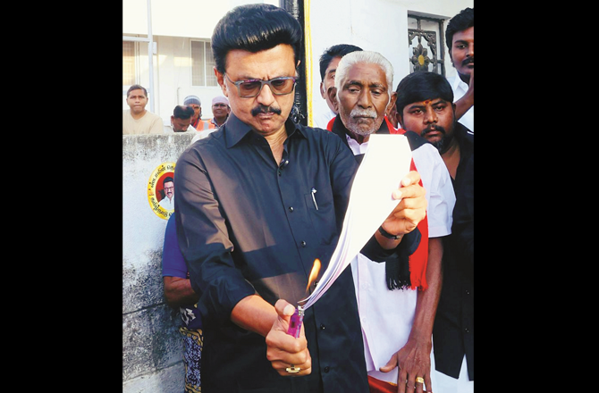 حد بندی بل پر تمل ناڈو کے وزیراعلیٰ کا شدید احتجاج، بل کی کاپی نذر آتش کردی