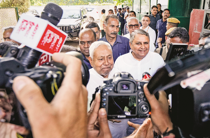 بہار کے وزیر اعلیٰ نتیش کمار دہلی پہنچے، آج حلف برداری