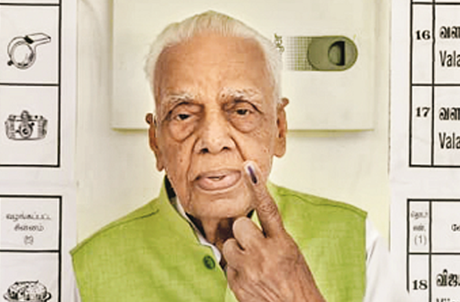 تمل ناڈو: ۹۹؍ سالہ ڈاکٹر ہانڈے پولنگ مرکز خود چل کر گئے