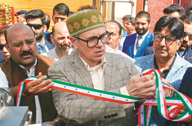 عمر عبداللہ نے ترنگے کی شکل کا رِبن کاٹنے سے انکار کر دیا