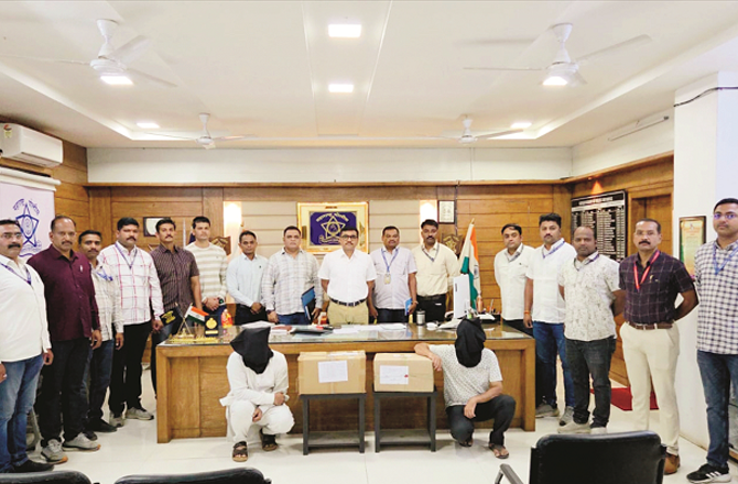 پاکستانی کاسمیٹک اشیاء فروخت کرنے کا الزام، ۲؍ دکاندار گرفتار