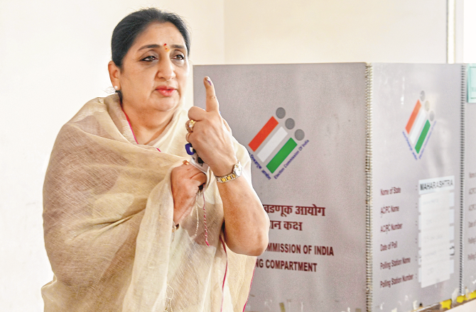 بارامتی میں ۵۲؍ فیصد پولنگ، پوار خاندان نے ووٹ ڈالا