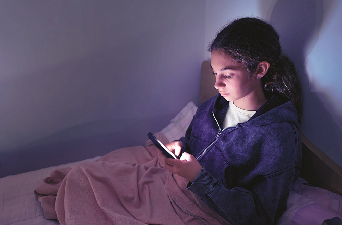 بچوں کے بڑھتے اسکرین ٹائم سے والدین کی پریشانی میں اضافہ