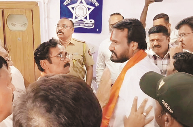 ایوان کا جھگڑا سڑک پر، اکولہ میں پھر لیڈران کی گالی گلوچ