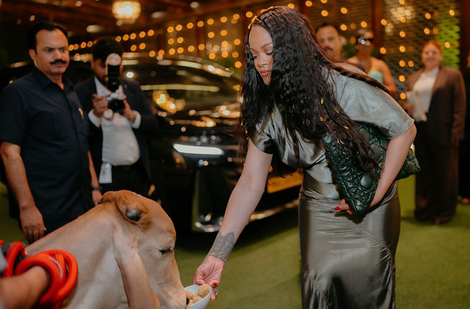 ممبئی: ریحنہ کے گائے کو کھانا کھلانے کے وائرل ویڈیو پر تنقید، ڈیئور بیگ پر تنازع