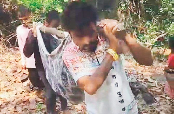 شاہ پور: سڑک نہ ہونے سے بیمار خاتون کو ڈولی میں اسپتال لے جانا پڑا