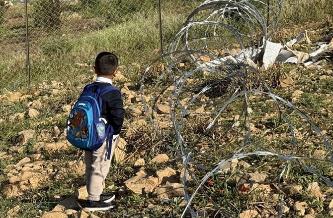 مغربی کنارہ: اسرائیل کا روڈ بلاک، فلسطینی طلبہ نے سڑکوں پر کلاس بنائی