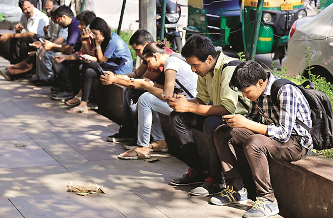 اب تو جینا ہے سوشل میڈیا کے سا تھ، مگر کیسے؟