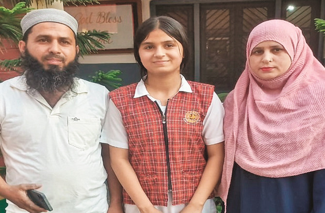 ادیبہ ملک نے یوپی دسویں بورڈ امتحان میں میرٹھ ضلع میں ٹاپ کیا ، ادیبہ کی بہن بھی ٹاپر بنی