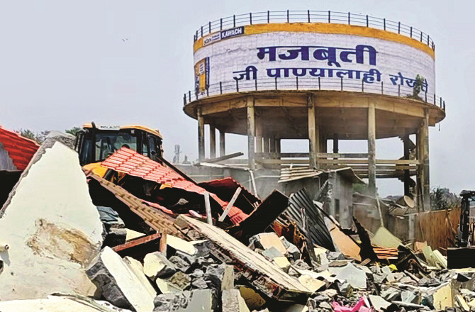 بھیونڈی : سرکاری زمین پر۱۰۰؍ سے زائد غیر قانونی مکانات مسمار 