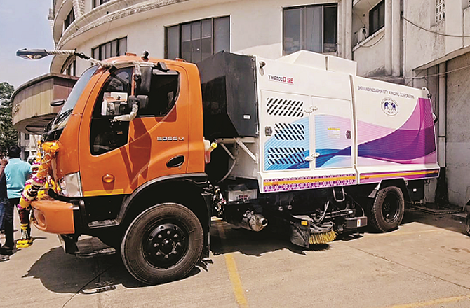 بھیونڈی: صفائی نظام کی بہتری کی جانب قدم، ۲؍ جدید میکانیکل سویپنگ مشین کا افتتاح