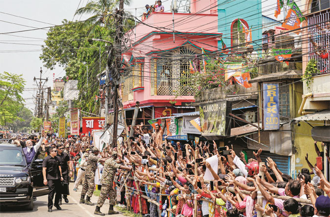 مغربی بنگال  میں وزیراعظم کاانتخابی دورہ، دعویٰ کیا :’’ترنمول کا دِیا بجھنے والا ہے‘‘