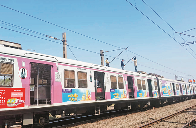 اوور ہیڈ وائر ٹوٹنے سے مسافروں کو پریشانی