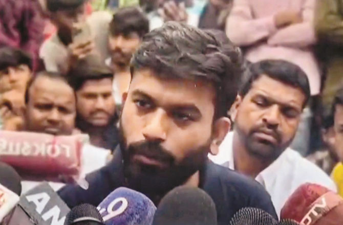 کاکروچ پارٹی کی ’اسکول ٹھیک کرو‘ مہم کا اثر، ضلع پریشد اسکول کا ہیڈماسٹر معطل 