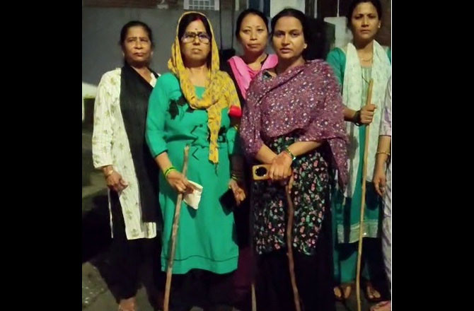 دہرادون کے گاؤں میں خواتین کی منشیات مخالف مہم،لاٹھیاں لےکرنگرانی کرتی ہیں