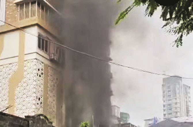 مدنپورہ : ۲۲؍منزلہ عمارت میں آتشزدگی، مکینوں میں خوف و ہراس
